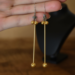 Pendientes de Moda, Acero Inoxidable 316L, Baño de Oro PVD, Resistentes y Sostenibles, Barra Larga con Extremos de Bola - Product Image 3