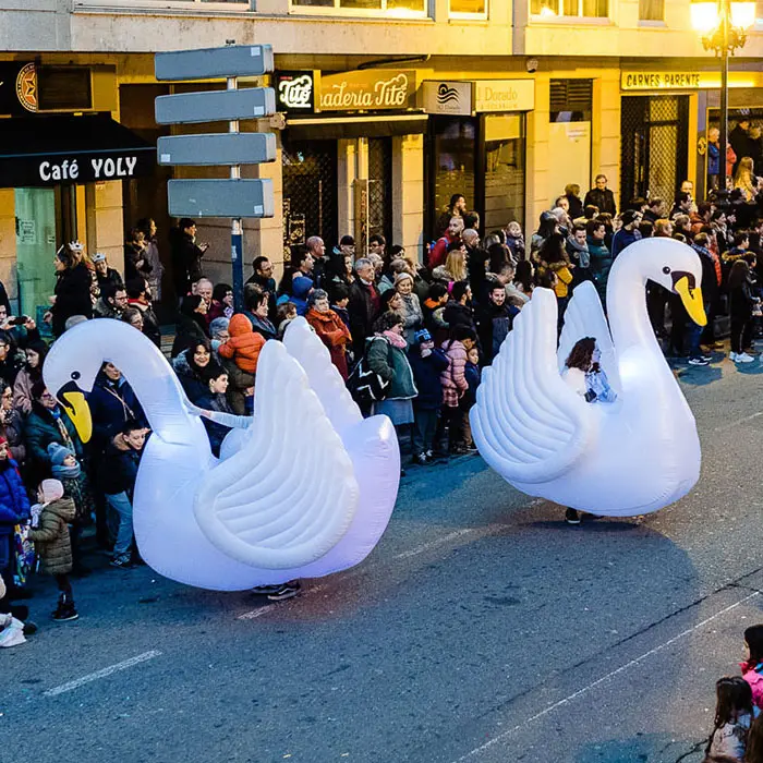 Fantasia de cisne inflável para caminhada popular para o desempenho da parada da espanha