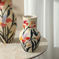Vase en céramique Flolenco peint à la main avec un motif floral en relief, motif de lys, vase décoratif rustique et artistique pour table, ornement artistique