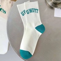 Nouvelles chaussettes de mode pour hommes, design tendance, printemps et automne, couleur unie, chaussettes rayées, chaussettes longues de sport