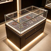 Vitrine de présentation de bijoux sur mesure avec verre et bois, éclairage LED, écologique, durable pour les magasins de détail