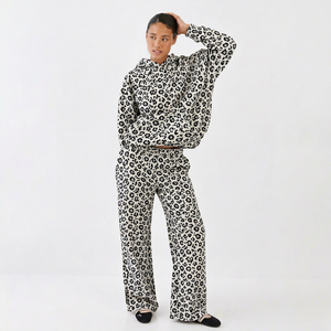 Ensemble de survêtement 2 pièces pour femme, imprimé léopard blanc et noir, sweat à capuche oversize et pantalon large, style streetwear décontracté - Product Image 1