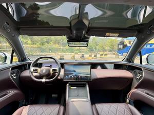 AVATR 11 2025 d'occasion, modèle de luxe SUV à 4 portes et 5 places, propulsion arrière, autonomie étendue, REEV, blanc sur rouge bordeaux - Product Image 5