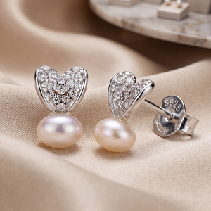 Élégantes boucles d'oreilles clous en argent S925 avec perles d'eau douce en forme de cœur et zircon pavé, bijoux fins romantiques pour femme, cadeau de mariage ou de mariée - Product Image 4
