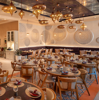 Meubles de restaurant modernes au design minimaliste, tables rondes et ensemble de chaises en bois, restaurant chinois, restaurant haut de gamme