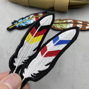 Patchs Cœur Brodés Plumes et Paillettes Thermocollants Écologiques en Toile Résine Marque Quniu pour Vêtements et Accessoires - Product Image 3