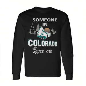 T-shirt rétro à manches longues avec motif de montagne au coucher du soleil, « Someone in Colorado Loves Me », vêtements promotionnels - Product Image 2