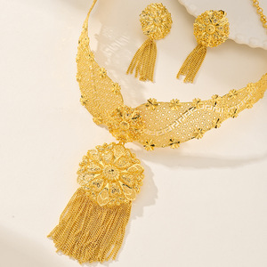 Dubai Messing Vergoldetes Afrikanisches Blumen-Quasten-Schmuckset für <span class=keywords><strong>Saudi</strong></span>-Arabische Frauen Büro/Karriere Halskette Ohrringe Zweiteiliges <span class=keywords><strong>Set</strong></span> - Product Image 4