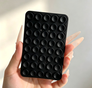 Support de téléphone à ventouse en aluminium enveloppé de silicone, adhésif pour mur et miroir de salle de bain, multi-usages pour diffusion en direct et selfies - Product Image 1