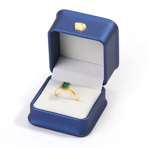 Giá nhà máy mới sang trọng bán buôn vàng trắng biểu tượng tùy chỉnh PU da Vòng cổ bông tai Jewel Hộp nhẫn đối với trang sức bao bì - Product Image 6