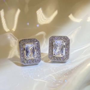 Conjunto de Joyería al por Mayor, Chapado en Oro de 18K, con Circonitas Baguette, Aretes y Collar Modernos para Mujer - Product Image 3