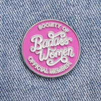 Pin de Esmalte con Diseño de la "Sociedad de Mujeres Aterradoras"