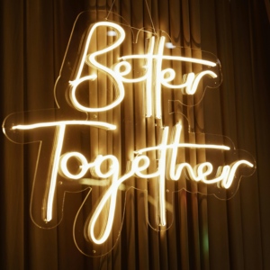 Letrero de Neón Personalizado con Impresión UV 3D, Letrero LED de Neón con la Frase 'Hello Gorgeous' para Decoración Artística - Product Image 1