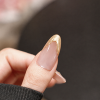 Faux ongles à presser en amande, base nude, ligne ondulée dorée, réutilisables, faits à la main