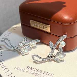 Broche de Hoja de Laurel con Incrustaciones Micro, de Alta Calidad, Combinado con Perla Natural de Agua Dulce de 5-6mm, para un Look Elegante - Product Image 2