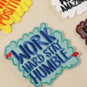 Autocollant de sac de dessin animé, slogan anglais tendance, patchs brodés créatifs en lettres pour vêtements en sergé, thermocollants et auto-adhésifs - Product Image 3