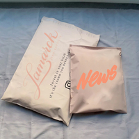 Petits sacs d'expédition en polyéthylène biodégradable avec impression de logo personnalisée pour les petites entreprises, sacs en polyéthylène noirs pour les vêtements