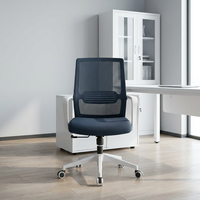 Chaise de bureau moderne en maille bleu foncé avec cadre robuste blanc et accoudoirs intégrés pour bureau créatif