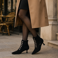 Bottines noires en daim pour femmes, à bout pointu, avec fermeture éclair latérale et bouton métallique, talon chaton, chaussures de mode pour les acheteurs de boutiques et de détail en gros