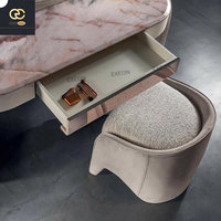 Élégant ensemble de coiffeuse en marbre rose italien luxueux, équipé d'un miroir sur pied et d'un tabouret, ensemble de chambre à coucher