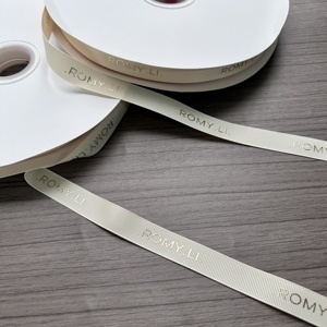 Cinta de Raso Personalizada con Logotipo, Serigrafía, para Envolver Regalos, Estampada en Relieve, Reciclada, 100% Poliéster, con Logotipo de Marca - Product Image 3