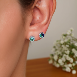 Orecchini a lobo classici in oro bianco con strass di cristallo taglio brillante rotondo e montatura a griffe per gioielli da festa da donna - Product Image 2