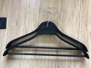 Percha de Plástico Sólido de Primera Calidad con Recubrimiento Negro, Material ABS, para Abrigos y <span class=keywords><strong>Chaquetas</strong></span>, con Logotipo Personalizado Gratuito, 44 cm, MDF12 - Product Image 2