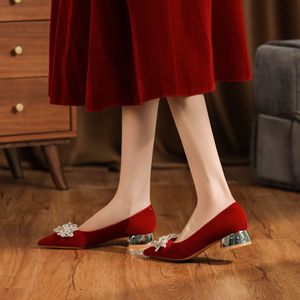 Sandalias de tacón con punta en punta de terciopelo rojo con decoración de perlas, zapatos elegantes sin cordones con tacón medio para fiesta de boda para mujer - Product Image 2