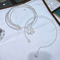 Collier élastique ajustable incrusté de perles de culture d'eau douce rondes de 9-10 mm et de 11-12 mm, légèrement irrégulières, plaqué or 14 carats