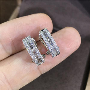 Orecchini a Cerchio in Oro Bianco con Diamanti Taglio Baguette, Incastonatura a Canale, Gioielli di Lusso per Matrimonio da Donna - Product Image 3