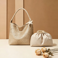 Sac fourre-tout tissé pour femme, 2 couleurs, texture tissée, avec breloque étoile personnalisée, sac à bandoulière souple pour le voyage – Vente en gros usine