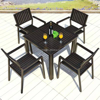 Ensemble table et chaises de patio extérieur UPTOP en plastique imitation bois, résistant à l'eau, aux taches et aux insectes