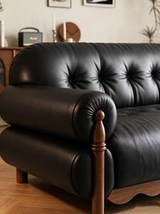 Sofá Chesterfield Tradicional de Cuero Genuino de Tres Plazas con Respaldo Acolchado, Brazos Enrollados y Patas de Madera para Sala de Estar - Product Image 2