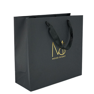 ถุงกระดาษช้อปปิ้งสีดำพิมพ์ลายตามสั่งสำหรับขายส่งพร้อมโลโก้สีทอง - Product Image 6