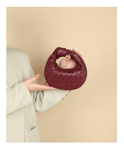 Mini Borsa a Mano Intrecciata <span class=keywords><strong>di</strong></span> <span class=keywords><strong>Lusso</strong></span> Personalizzata, Borsetta alla Moda Fatta a Mano <span class=keywords><strong>in</strong></span> <span class=keywords><strong>Pelle</strong></span> Vegana PU con Nodo, Borsa Mezzaluna Intessuta a Mano Estate 2025 - Product Image 4