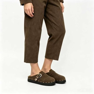 Mules en daim rétro à rivets brodés avec boucle, sabots compensés d'été à enfiler pour femmes, disponibles en noir et plusieurs couleurs - Product Image 5