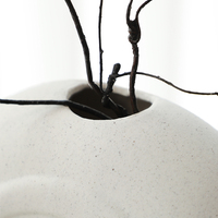 Arche incurvée moderne de style simple Finition mate Vase en céramique blanche multifonctionnel Ornement pour la décoration intérieure du salon de table