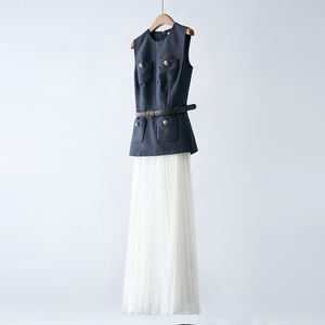 Vestito elegante alla moda per le donne: abito lungo girocollo <span class=keywords><strong>in</strong></span> raso lucido senza maniche blu e <span class=keywords><strong>bianco</strong></span> - Product Image 2