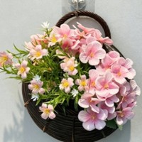 Panier mural de fleurs artificielles en plastique tressé, arrangement floral suspendu pour la décoration de salon et de la maison