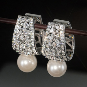 Orecchini con Zirconi e Perle Simulate per Donne, Eleganti Gioielli da Sera e da Sposa - Product Image 2