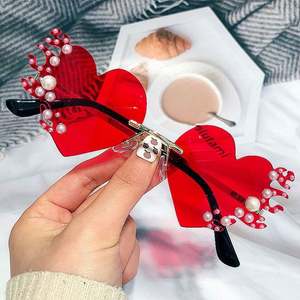 Gafas de Sol de Moda 2022, Elegantes y Modernas, de Aleación, con Forma de Ojo de Gato Rojo, con Perlas Blancas en Forma de Corazón, para Mujer - Product Image 1