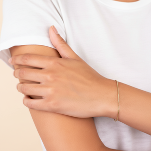 กำไลข้อมือทองคำแท้ Curb Fashion ดีไซน์เรียบหรู ผลิตจากทองคำรีไซเคิล 94% กันน้ำและป้องกันอาการแพ้ - Product Image 1