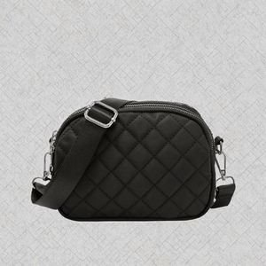 Bolso de Mano de Lujo 2025 de Moda, Tejido a Mano, de Cuero PU, con Nudo Semicircular y Trenzado, Estilo Croissant para Hombro/Axila, con Logotipo Personalizable - Product Image 2