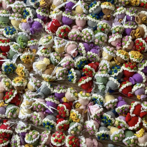 Llavero de Ganchillo con Mini Ramo de Flores, Flores de Hilo 100% Hechas a Mano, Colgante Tejido Ecológico, para Regalo del Día de la Madre - Product Image 2