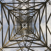 Tour de transmission électrique haute tension à double circuit 220KV 400KV en treillis d'acier galvanisé à chaud à 4 poteaux