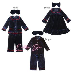 Set di pigiami in velluto rosso per la famiglia con maschera per gli occhi - Product Image 3