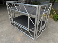 Support de DJ portable pliable en alliage d'aluminium avec support de haut-parleur intégré, léger pour bars, événements et configurations de DJ mobiles