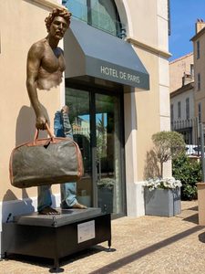Statua Urbana in Metallo, Scultura in Bronzo a Grandezza Naturale di <span class=keywords><strong>Bruno</strong></span> il Viaggiatore in Vendita - Product Image 1