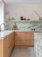 Îlot de cuisine en marbre vert poli, cascade, pierre naturelle, taille personnalisée, vente en gros, dessus de meuble moderne pour hôtel, résistant à l'eau
