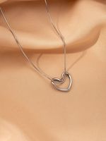 Collier pendentif cœur creux en acier inoxydable, collier cœur chromé, design simple et de niche, collier cœur léger et luxueux, collier cœur personnalisé